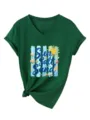 Vista detallada de la camiseta verde oscura de manga corta y cuello V con estampado. - Verde Vintage