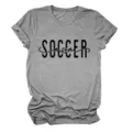 Graues Kurzarm T-Shirt mit Soccer Mom Print, bequemes lässiges Damen Oberteil für den Alltag. - S / Oberteile / Dunkelgrau (Schwarze Schrift)