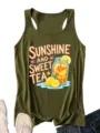 Canotta da donna verde oliva elegante con racerback e divertente stampa sunshine e tè. - Verde militare