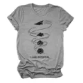 Detailansicht eines lässigen grauen Kurzarm-T-Shirts mit einem lustigen Papierflieger-Design. - S / Oberteile / Dunkelgrau (Schwarzer Text)