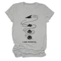 Damen lässiges graues Kurzarm T-Shirt mit Rundhalsausschnitt und kreativem Detaildruck. - S / Oberteile / Hellgrau