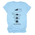 Lässiges hellblaues Damen Kurzarm T-Shirt mit lustigem Grafikdruck und Rundhalsausschnitt. - S / Oberteile / Hellblau (Schwarzer Text)
