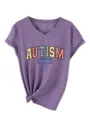 Gedetailleerd uitzicht van het paarse V-hals t-shirt met korte mouwen en autism mama print. - S / Tops / Paars (Zwarte Grafiek)