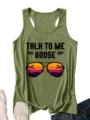 Gedetailleerde close-up van de groene grafische tanktop met zonnebrilprint. - Olijfgroen