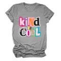 Detailansicht des grauen Damen Kurzarm T-Shirts mit farbigem Collage Buchstaben Druck. - S / Oberteile / Dunkelgrau