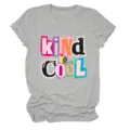 Lässiges graues kurzärmeliges T-Shirt für Damen mit buntem Ransom-Note-Stil Druck kind is cool. - S / Oberteile / Hellgrau