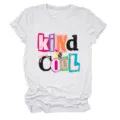 Lässiges weißes Damen Kurzarm T-Shirt mit coolem Grafik-Buchstaben-Druck für den Alltag. - S / Oberteile / Sandfarben