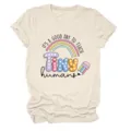 Λεπτομερές κοντινό πλάνο μπεζ γραφικού t-shirt με απόφθεγμα δασκάλου και σχέδιο ουράνιου τόξου. - S / Tops / Χρώμα της Άμμου