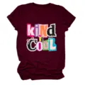 Damen Rundhals Kurzarm T-Shirt, burgunderrotes Top mit buntem Buchstaben Print im Detail. - S / Oberteile / Burgunderrot