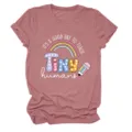 T-shirt femme décontracté à manches courtes et col rond avec motif enseignant mignon. - S / Hauts / Or rose