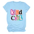 Nahaufnahme des hellblauen Damen Kurzarm T Shirts mit cooler grafischer Buchstabenoptik. - S / Oberteile / Hellblau