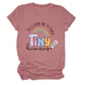 Gros plan détaillé du t-shirt à manches courtes décontracté avec motif graphique enseignant. - S / Hauts / Or Rose (Lettres Noires Graphique Couleur)