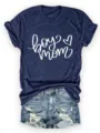 Vue détaillée d'un t-shirt décontracté bleu marine à manches courtes avec imprimé blanc. - Hauts / Bleu Marine (Police Blanche) / S