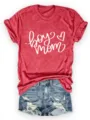 T-shirt rouge décontracté pour femme à manches courtes avec imprimé boy mom et jean. - Hauts / Rouge (Police Blanche) / S