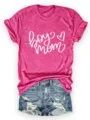 Rosa Baumwoll-Kurzarmshirt mit niedlichem Boy-Mom-Buchstabenprint und Jeansshorts. - Rosenrot (Weiße Schrift)