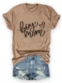 Detailaufnahme eines lässigen Damen Kurzarm T-Shirts mit Buchstabenprint und Jeansshorts. - Hellkaffee (Schwarze Buchstaben)