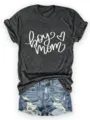 Nahansicht des anthrazitgrauen Kurzarm-T-Shirts mit boy mom Grafik und Jeansshorts. - Dunkelgrau