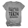 Vista detallada de la camiseta gris de manga corta para mujer con estampado divertido - S / Tops / Gris Oscuro (Letras Negras)