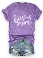 Lässiges violettes Boy Mom Print T-Shirt kombiniert mit Destroyed Jeansshorts für Damen. - Lila (Weiße Schrift)
