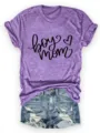 Lässiges violettes Kurzarm-T-Shirt mit Buchstaben-Print und blauen Jeansshorts Detail. - Lila (Schwarze Schrift)