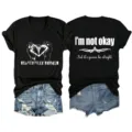 Detailansicht des schwarzen Damen V-Ausschnitt T-Shirts mit Statement-Druck und Jeansshorts. - S / Oberteile / Schwarz
