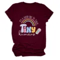 Vue rapprochée détaillée du t-shirt graphique mignon sur le thème des enseignants, tissu doux. - S / Hauts / Bordeaux