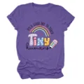 Détail en gros plan du t-shirt violet à manches courtes avec imprimé enseignant et doux. - S / Hauts / Violet (Texte Noir Graphique en Couleur)