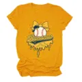 Nahaufnahme des gelben Damen Freizeit Kurzarm T-Shirts mit Baseball-Grafikdruck Detail. - S / Oberteile / Senfgelb
