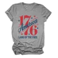 Vue detaillee du t shirt a manches courtes gris pour femmes avec imprime graphique patriotique. - S / Hauts / Gris foncé