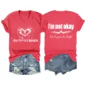 Rotes V-Ausschnitt Kurzarm T-Shirt kombiniert mit Jeansshorts mit Aufdruck. - S / Oberteile / Rot