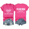 Pinkfarbenes V-Ausschnitt Kurzarm Grafik T-Shirt mit modischem Spruch und Jeansshorts. - S / Oberteile / Fuchsia