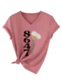 Rosa V-Ausschnitt Kurzarm-T-Shirt Detail mit einzigartiger Nummerngrafik und Knotensaum. - Roségold (Schwarzer Druck) (3812)