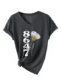 Nahaufnahme des dunkelgrauen V-Ausschnitt T-Shirts mit Umschlagärmeln und Knotendetail. - Dunkelgrau