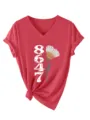 Detailaufnahme des roten V-Ausschnitt Kurzarm T-Shirts mit Umschlagbündchen und Grafik. - Rot