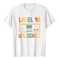 Classica t-shirt bianca a maniche corte con stampa grafica di gioco retro level 40. - Taglia S / Top / Bianco
