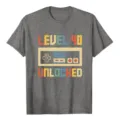 Maglietta grafica vintage Level 40 Unlocked da uomo, t-shirt grigia casual a maniche corte. - Taglia S / Top / Grigio scuro