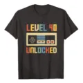 Dettaglio in primo piano della stampa grafica di gioco retro su t-shirt grigia scura - Taglia S / Top / Grigio lino