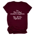 Dames bordeauxrode korte mouw t-shirt detail met grappige letterprint op de voorkant. - S / Tops / Wijnrood (Wit Lettertype)