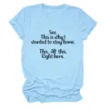 Lichtblauwe dames casual korte mouw t-shirt met grappige quote print detail weergave. - S / Tops / Lichtblauw (Zwart lettertype)