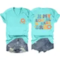 Dames V-hals korte mouw t-shirt met social worker print en casual denim shorts set. - S / Tops / Diep Waterblauw