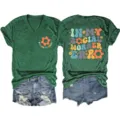 Gedetailleerd overzicht van groen V-hals t-shirt met retro grafische print voor maatschappelijk. - S / Tops / Vintage Groen