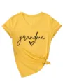 Detailaufnahme des gelben V-Ausschnitt Kurzarm T-Shirts mit Grandma Druck und Knotensaum. - S / Oberteile / Gelb