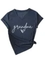 Lässiges minimalistisches Damen T-Shirt mit Grandma Buchstaben und Herz V-Ausschnitt. - S / Oberteile / Marineblau