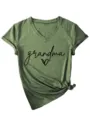 Grnes Damen V-Ausschnitt Kurzarm T-Shirt mit Grandma Schriftzug und modernem Knotendetail. - S / Oberteile / Olivgrün