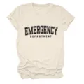 Dettaglio in primo piano della t-shirt beige a maniche corte con stampa in stile college. - Taglia S / Top / Sabbia (Testo Nero)