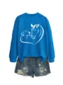 Felpa blu girocollo da donna con stampa cuore cane cavallo abbinata a pantaloncini di jeans. - Taglia S / Top / Blu Lago (Carattere Bianco)