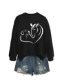 Vista dettagliata del grazioso motivo grafico con cuore di cane e cavallo sulla maglia nera. - Taglia S / Top / Nero (Carattere Bianco)