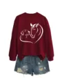 Vista dettagliata felpa bordeaux maniche lunghe con grafica cuore cane cavallo e pantaloncini. - Taglia S / Top / Rosso Vino (Carattere Bianco)