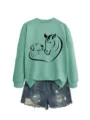Felpa girocollo a maniche lunghe verde menta abbinata a pantaloncini di jeans strappati. - Taglia S / Top / felpa verde chiaro (scritta nera)