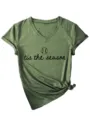Detailansicht des lässigen Damen V-Ausschnitt Kurzarm T-Shirts mit Grafik und Seitenknoten. - S / Oberteile / Olivgrün